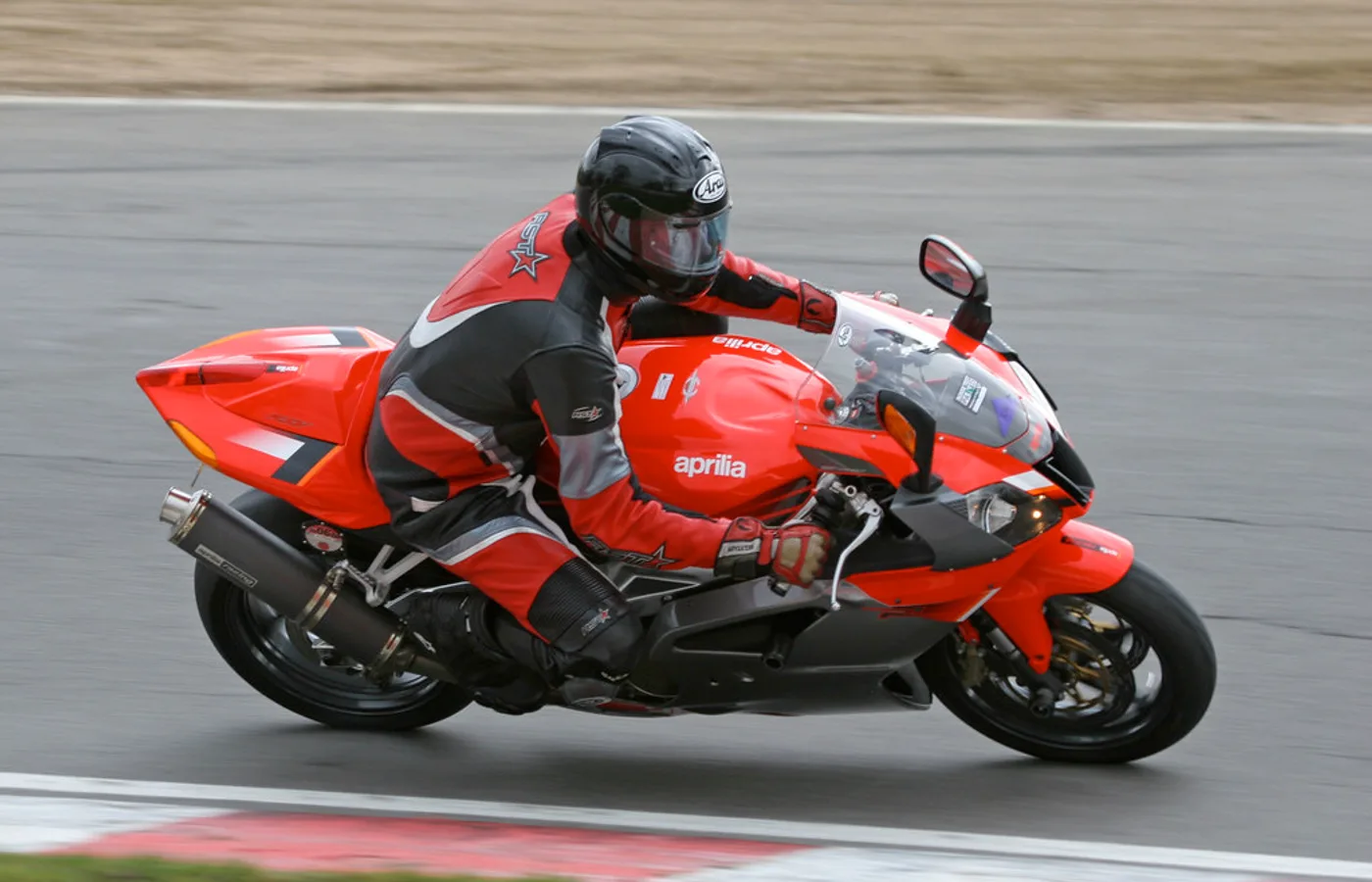Aprilia RSV 1000, vue extérieure du modèle