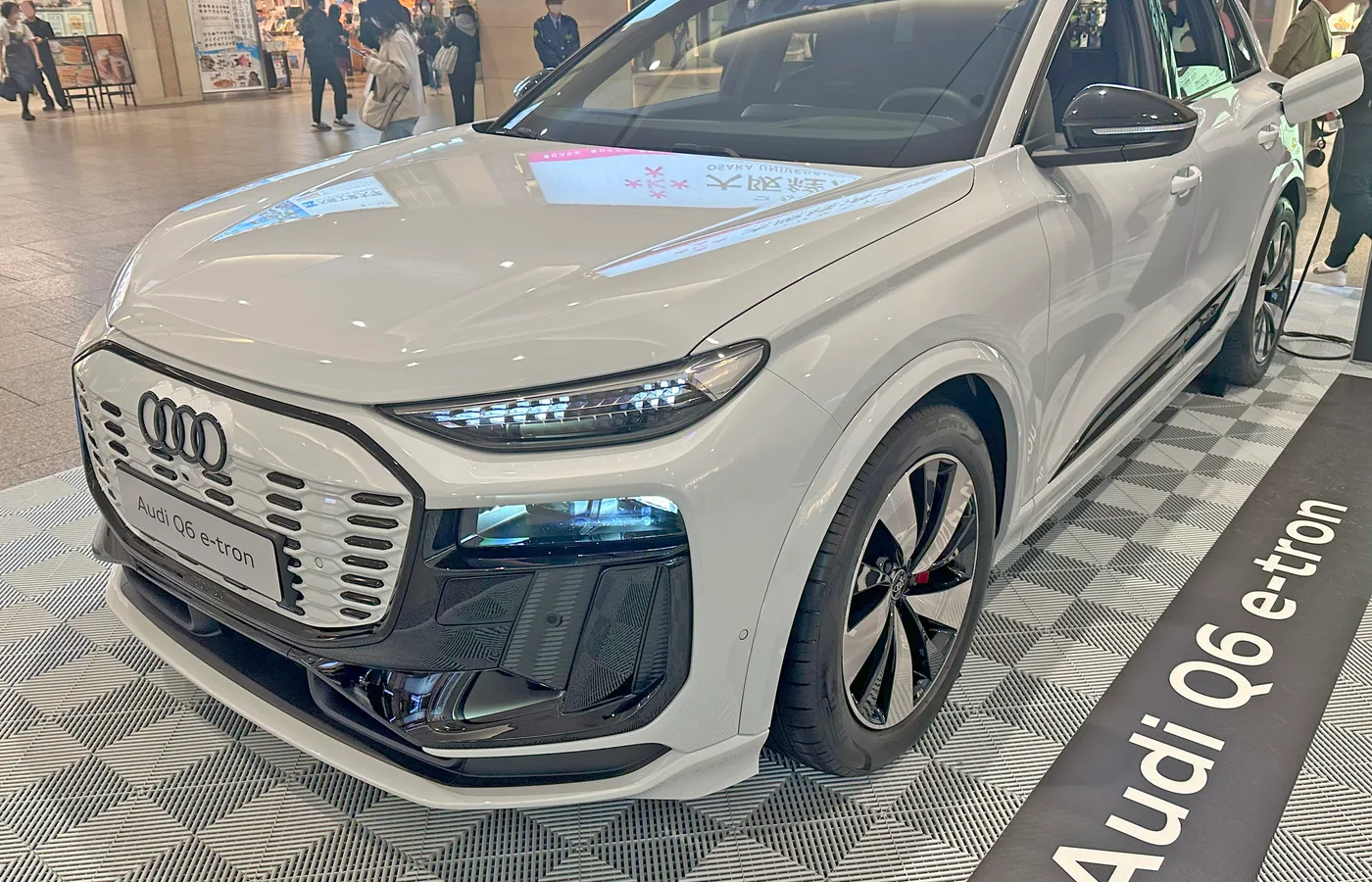 Audi SQ6, vue extérieure du modèle ou d'une variante proche