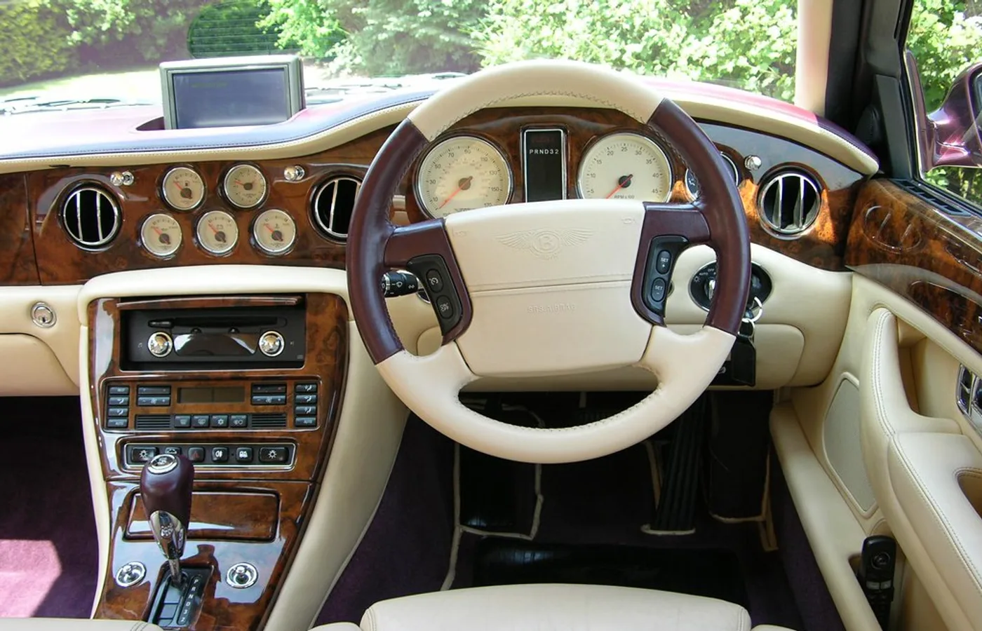 Bentley ARNAGE RED LABEL LWB, vue extérieure du modèle ou d'une variante proche