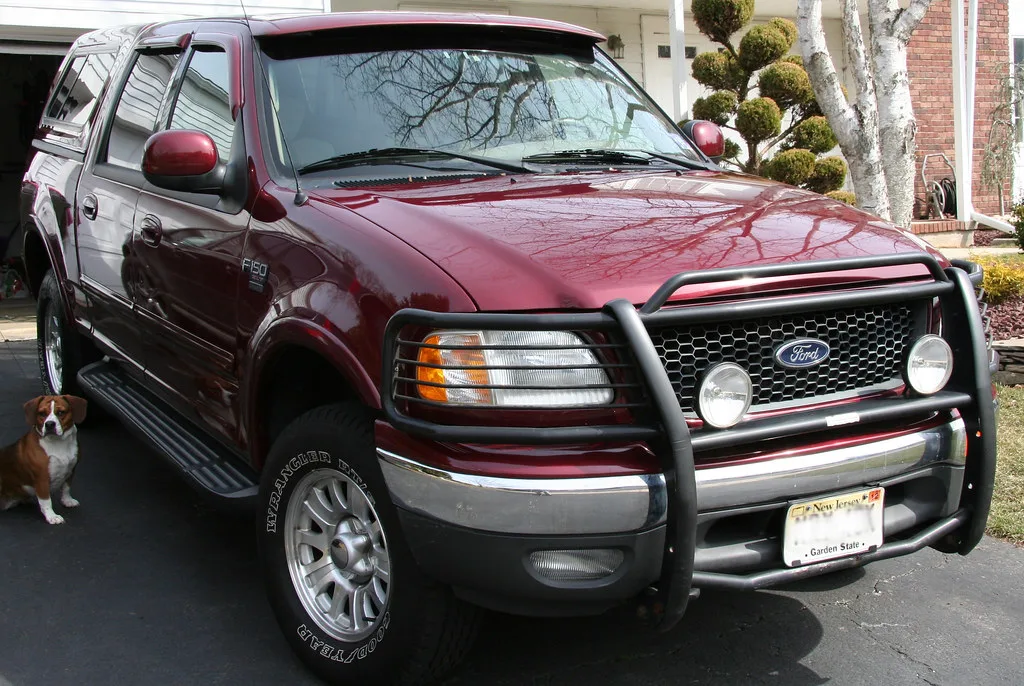 Ford F-150 (SUPER CREW) HEV, vue extérieure du modèle ou d'une variante proche