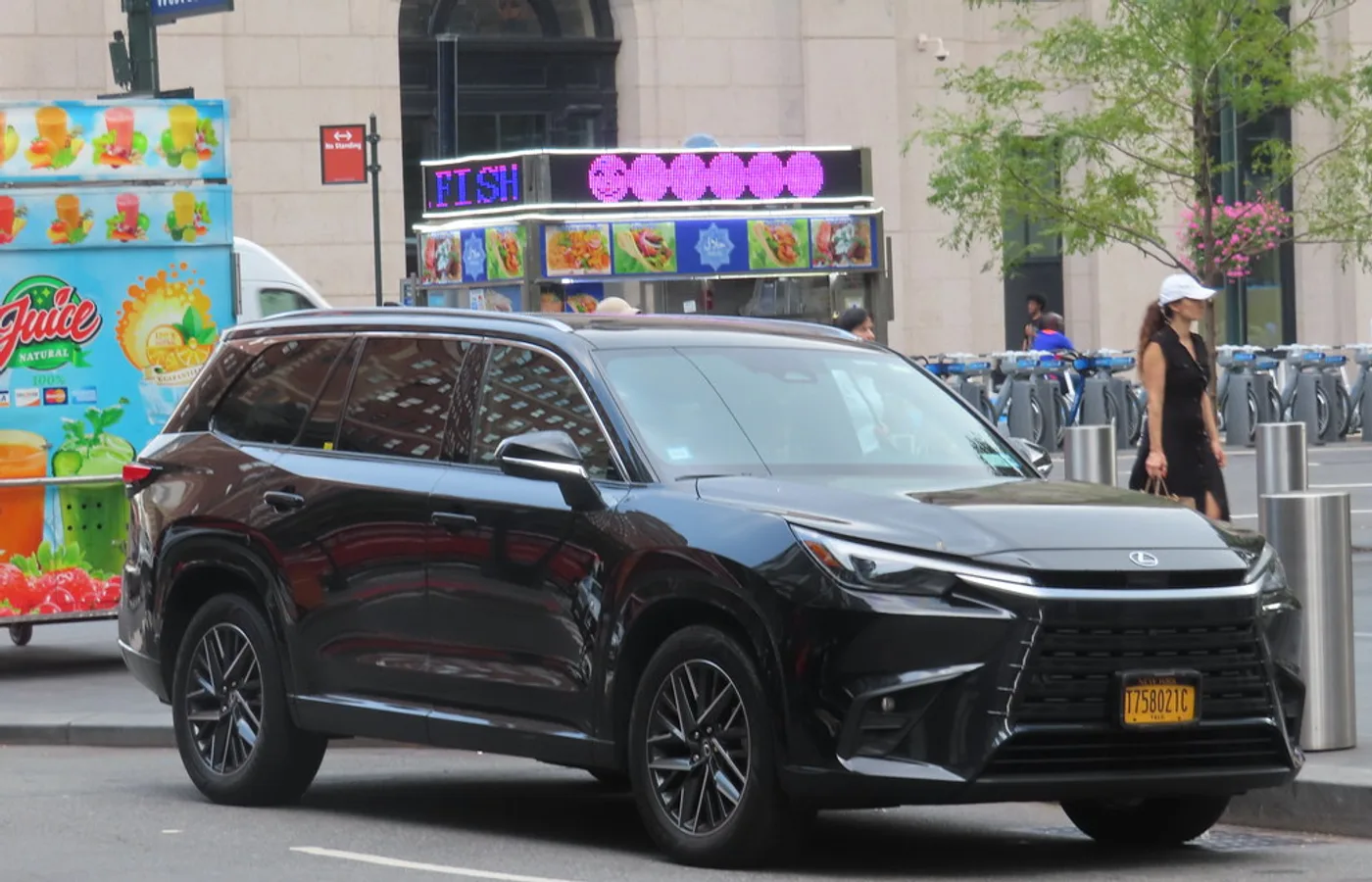 Lexus TX 500H, vue extérieure du modèle ou d'une variante proche
