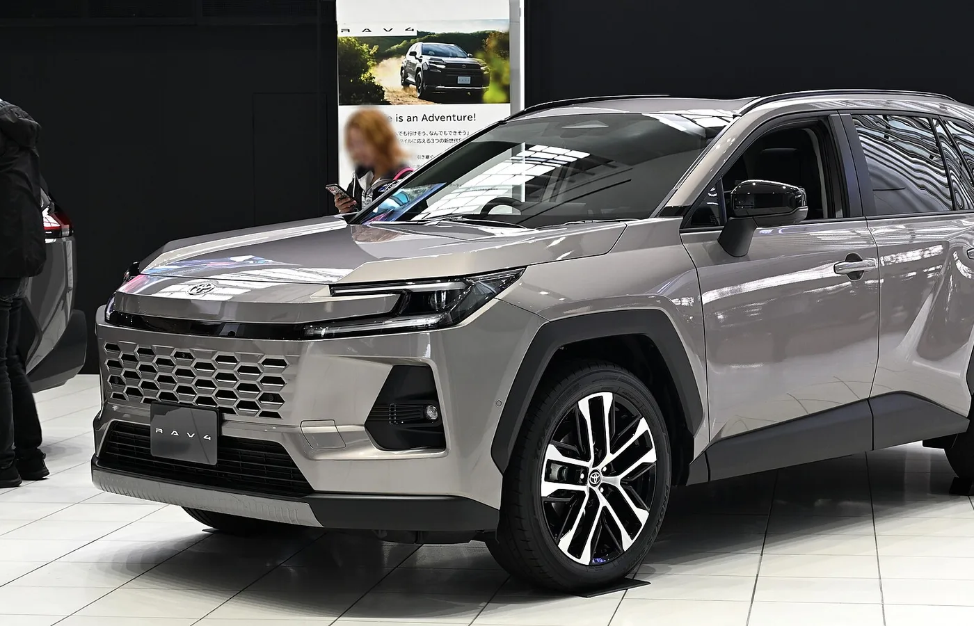 Toyota RAV4 PRIME, vue extérieure du modèle ou d'une variante proche
