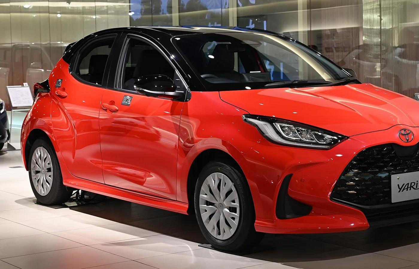 Toyota YARIS HATCHBACK, vue extérieure du modèle ou d'une variante proche