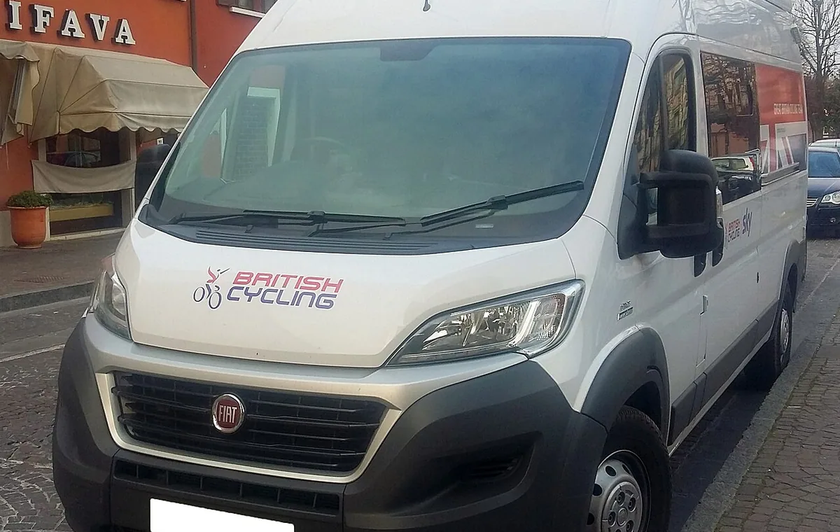 Fiat Ducato 2014 blanc, vue avant trois-quarts