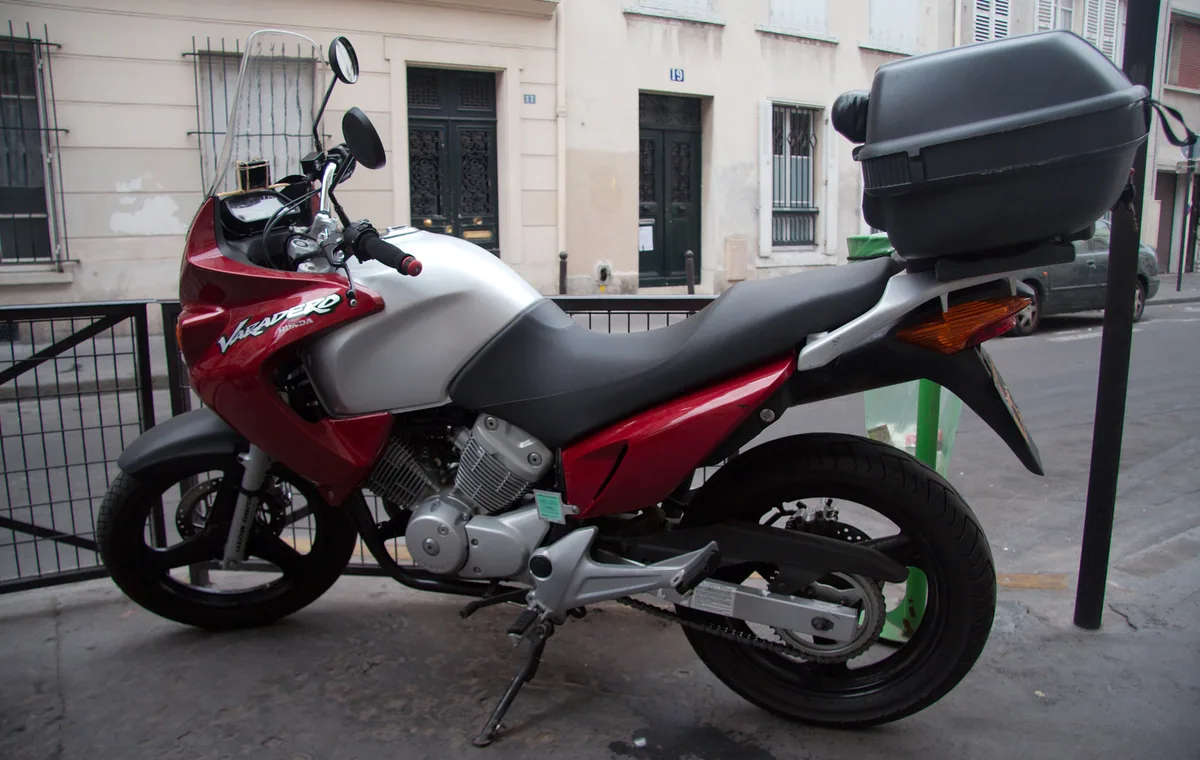 Honda Varadero 125, vue latérale