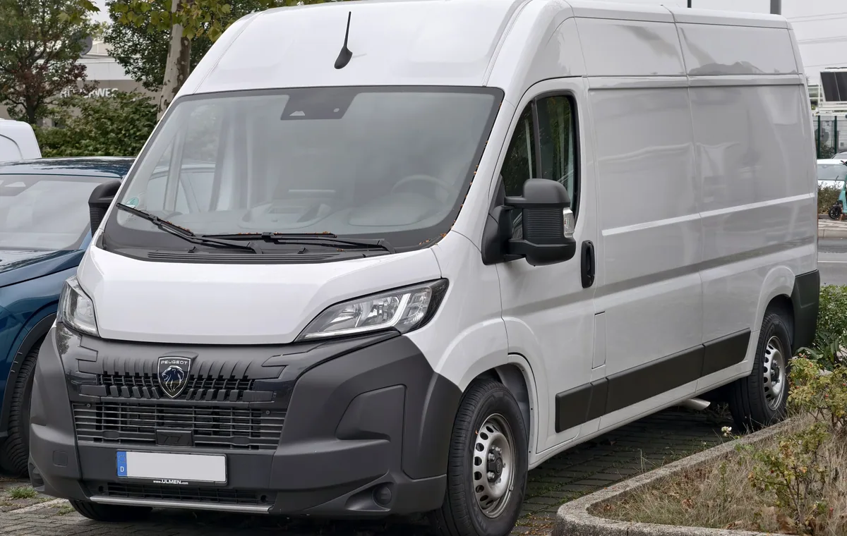 Peugeot Boxer fourgon L3H2, vue avant