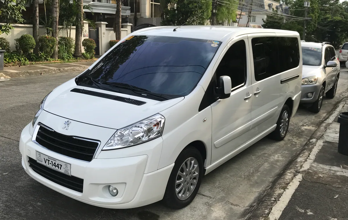 Peugeot Expert Tepee, vue avant trois-quarts