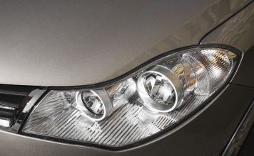 COMMENT RESTAURER LA CLARTÉ DES PHARES DE VOITURE TERNIS ? PHARES DE VOITURE