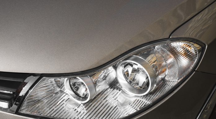 COMMENT RESTAURER LA CLARTÉ DES PHARES DE VOITURE TERNIS ? PHARES DE VOITURE