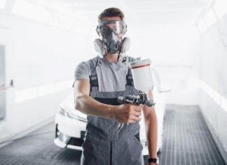 Peindre une carrosserie de voiture avec un pistolet