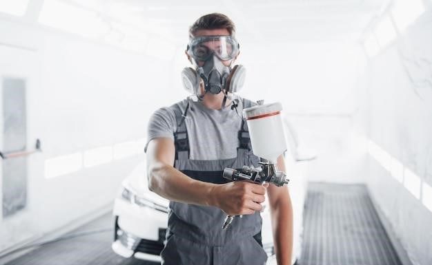 Peindre une carrosserie de voiture avec un pistolet