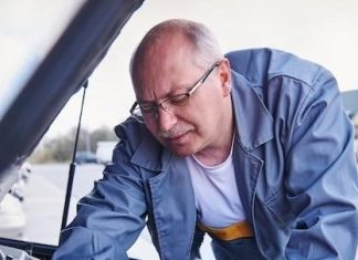 Fuite de liquide de refroidissement sous la voiture